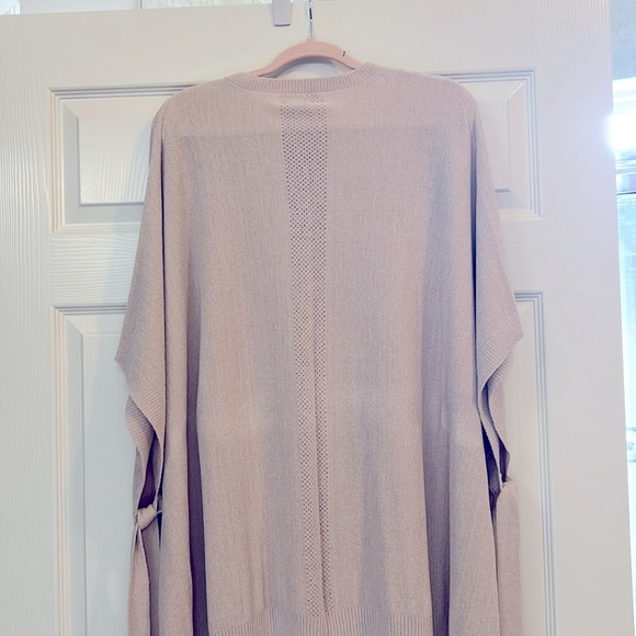 NWOT Barefoot Dreams CozyChic Ultra Lite Hi Lo Poncho - Picture 5 of 5